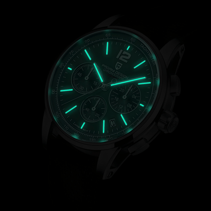 Luminacija kazaljki sata Pagani Design PD-YS008 u mraku, svetleći elementi jasno vidljivi na crnom brojčaniku.