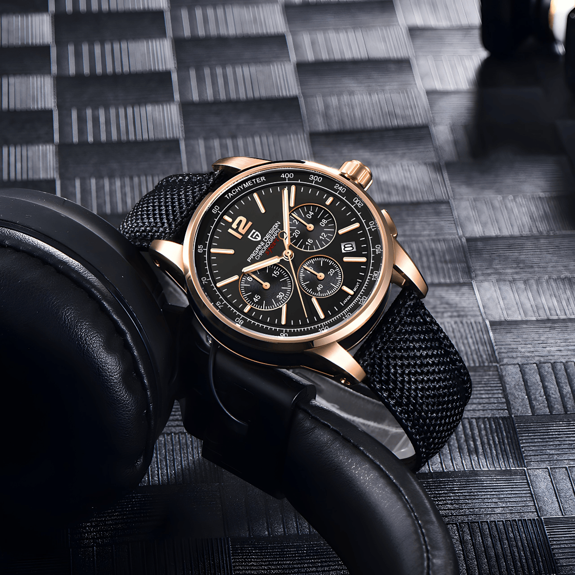 Pagani Design PD-YS008 u studijskom ambijentu prikazan iz bočnog ugla, naglašen profil kućišta i tekstura crnog NATO kaiša