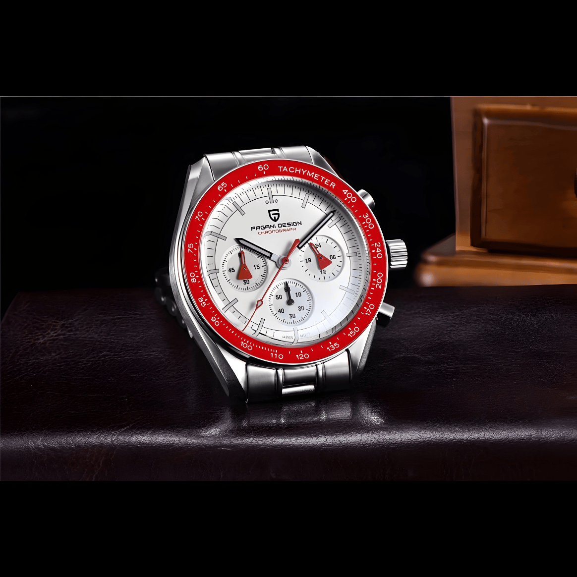Detaljan prikaz belog brojčanika sata Pagani Design PD1701 sa fokusom na kazaljke, markere i teksturu brojčanika.