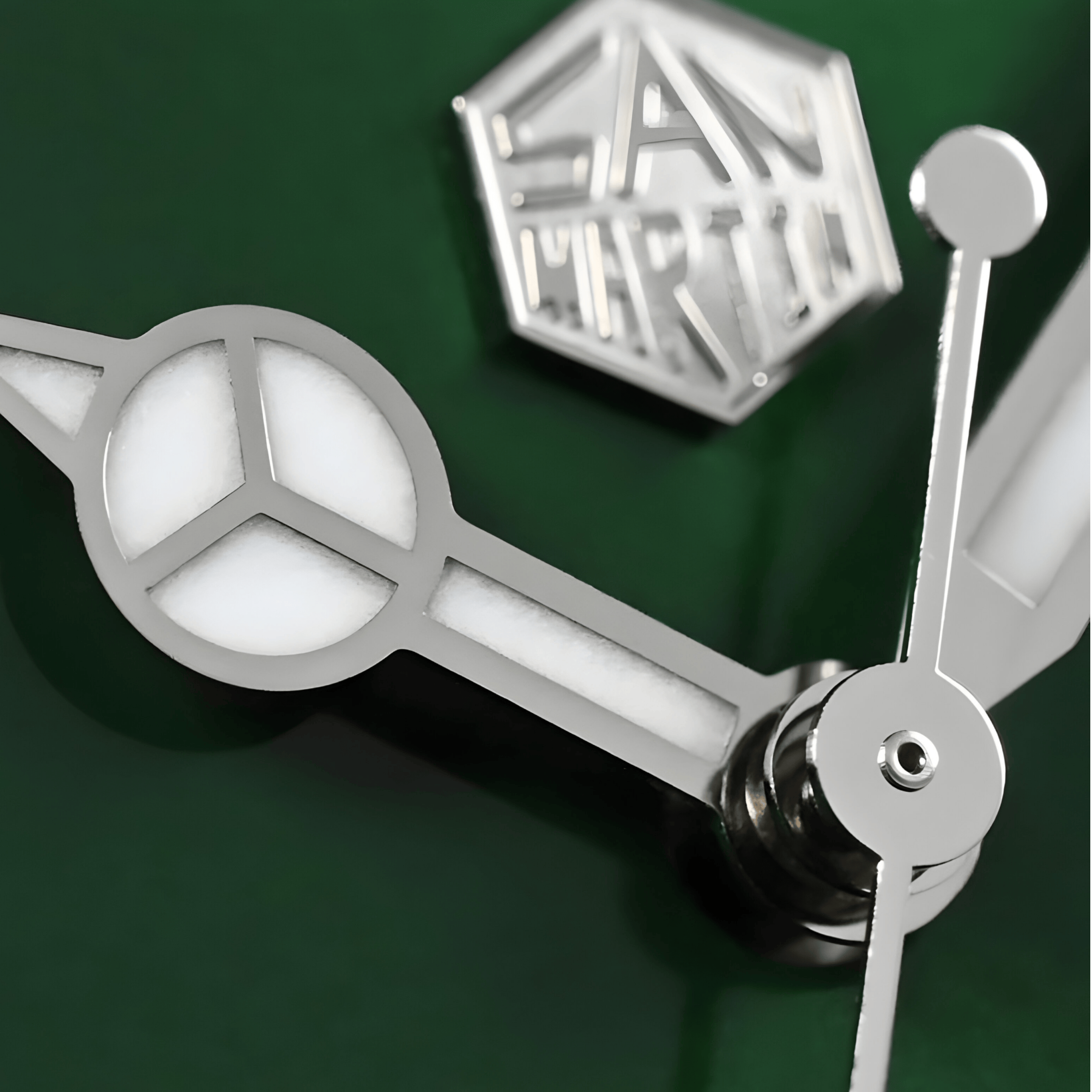 Makro prikaz kazaljki modela San Martin SN0017 sa luminiscentnim punjenjem na zelenoj podlozi