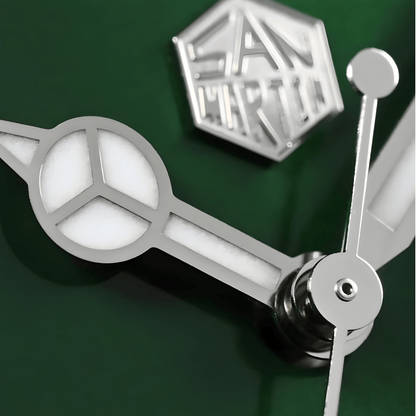 Makro prikaz kazaljki modela San Martin SN0017 sa luminiscentnim punjenjem na zelenoj podlozi