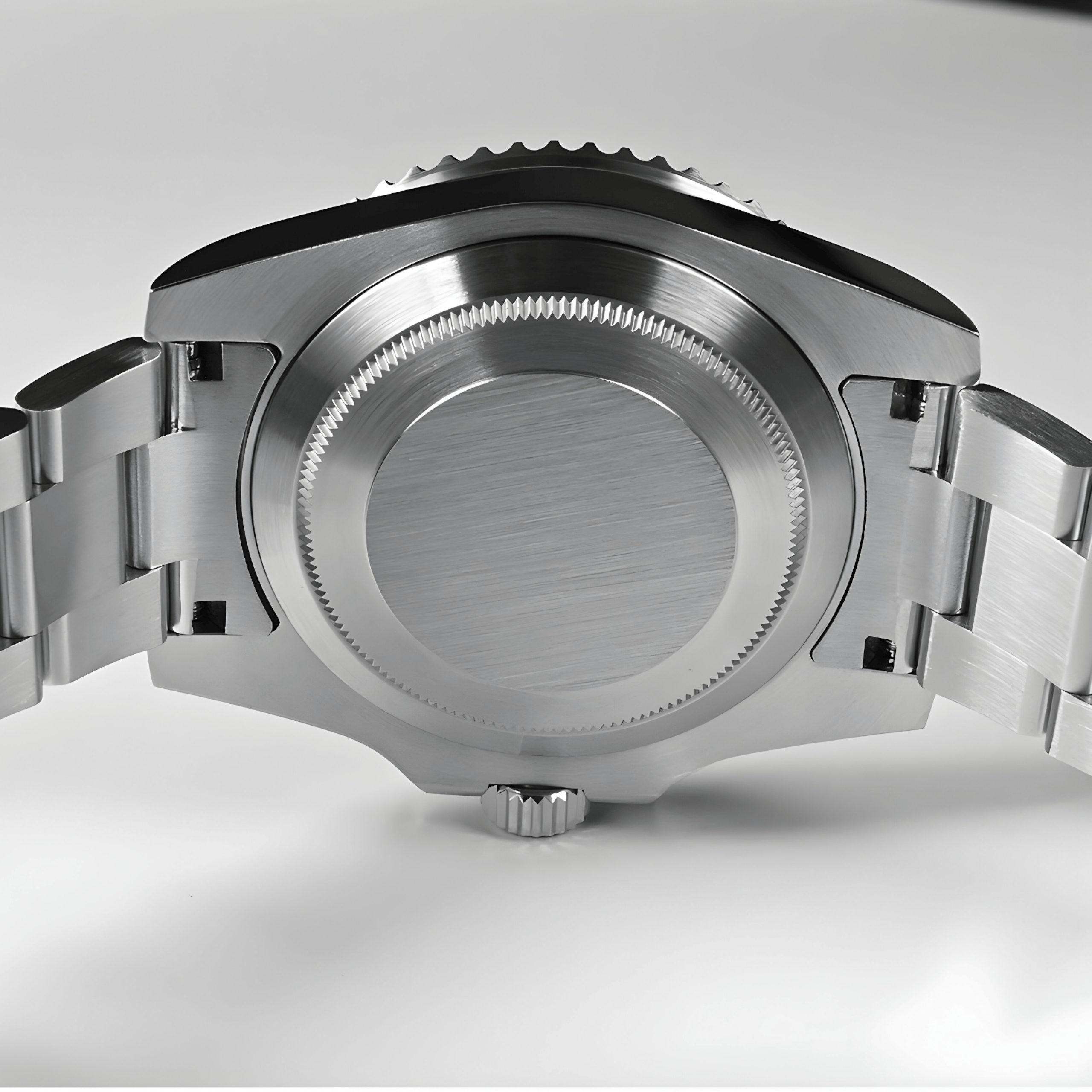 Zadnja strana automatik sata San Martin SN0017 sa čeličnim poklopcem i metalnom narukvicom