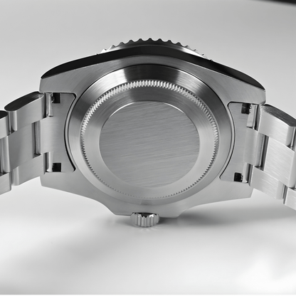 Zadnja strana automatik sata San Martin SN0017 sa čeličnim poklopcem i metalnom narukvicom