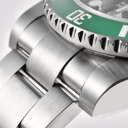 Makro prikaz spoja metalne narukvice i kućišta sata San Martin SN0017 sa precizno uklopljenim end-linkovima