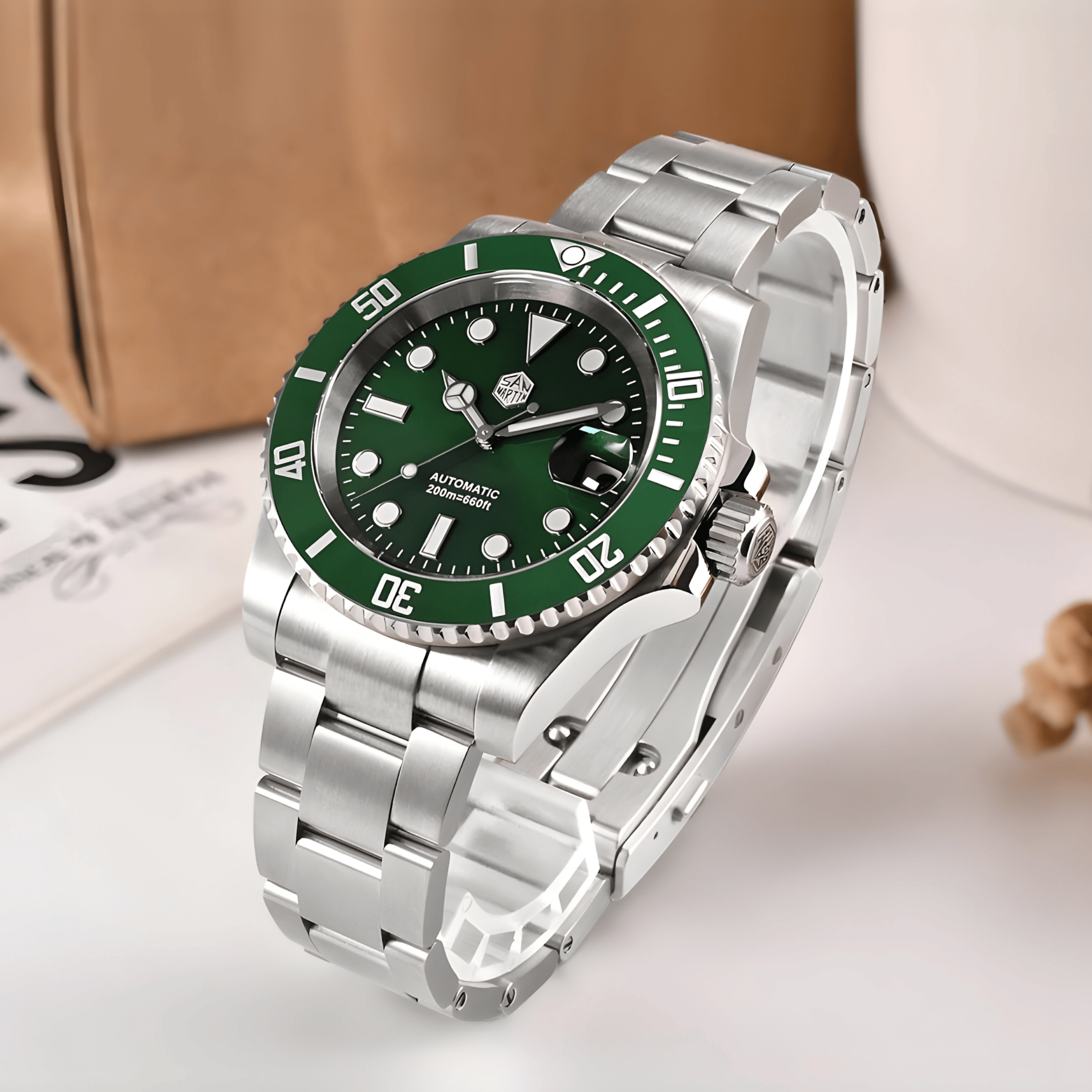 San Martin SN0017 fotografisan pod blagim uglom sa istaknutim zelenim bezelom i metalnom narukvicom