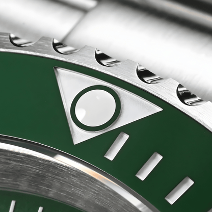 Detaljan prikaz rotirajućeg bezela sata San Martin SN0017 sa jasno graviranim minutnim oznakama