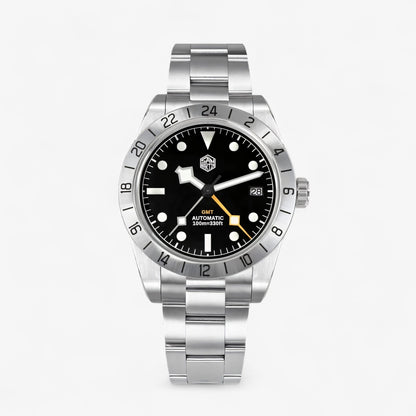 Prikaz prednje strane automatik sata San Martin SN0054 sa crnim brojčanikom, srebrnim bezelom i čeličnom narukvicom