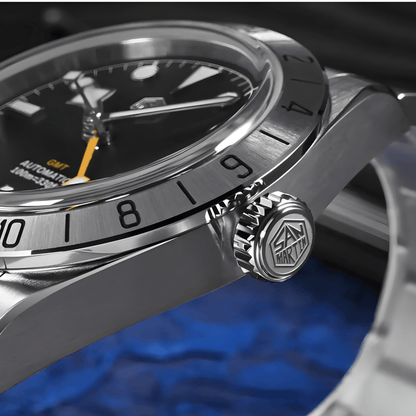 Bočni prikaz čeličnog kućišta sata San Martin SN0054 sa potpisanom koronom i nazubljenim bezelom