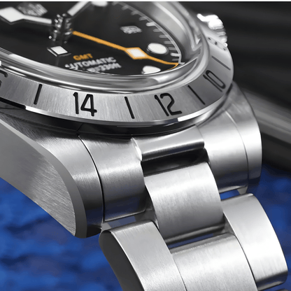 Detaljan prikaz spoja metalne narukvice i kućišta sata San Martin SN0054 sa precizno obrađenim end-linkovima