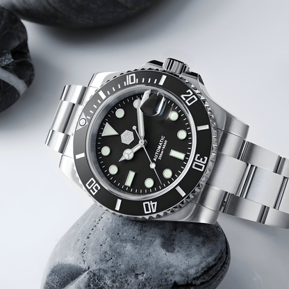 Bočni prikaz čeličnog kućišta sata San Martin SN0118 sa crnom koronom i nazubljenim bezelom