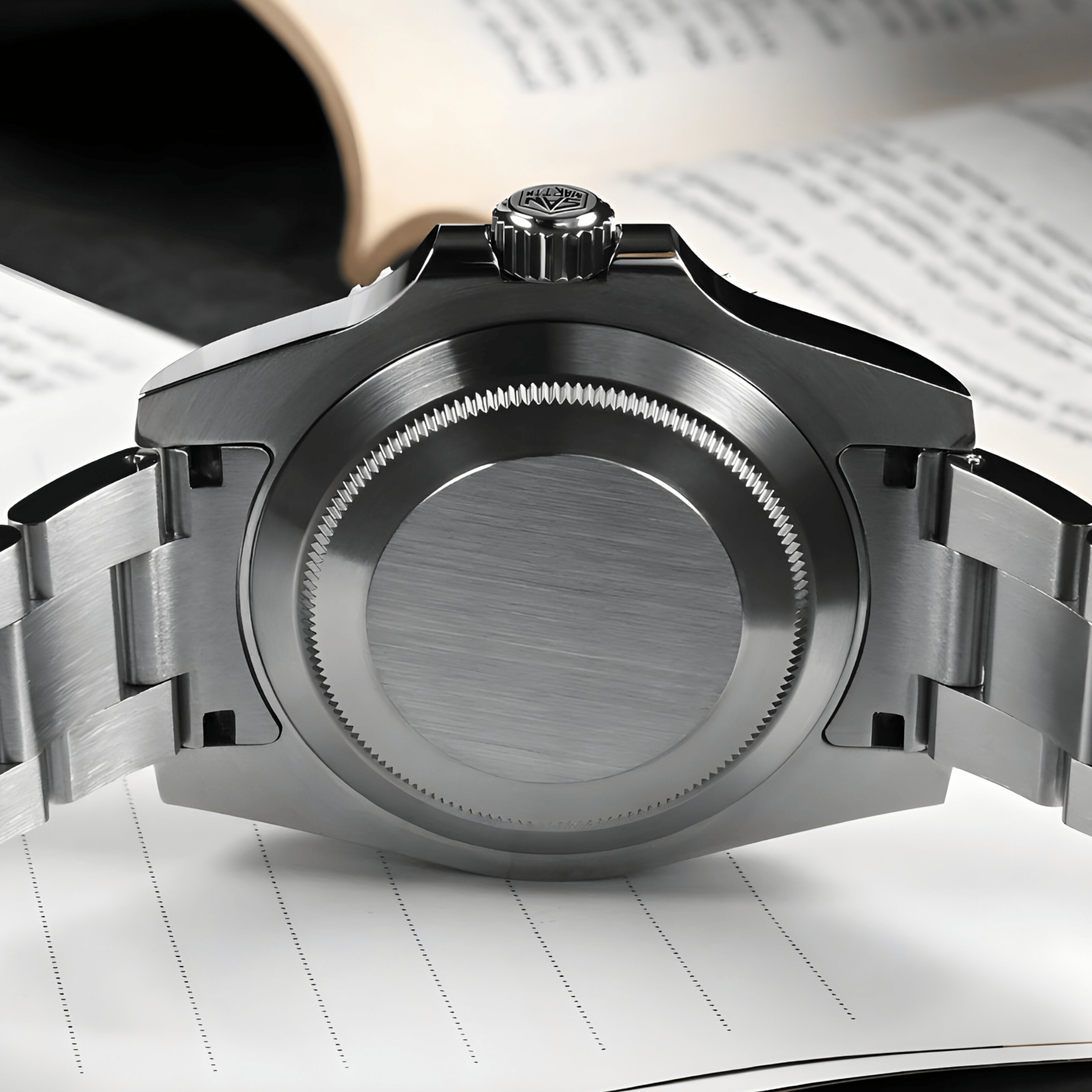 Makro prikaz čeličnog poklopca zadnje strane sata San Martin SN0118 sa brušenom završnicom