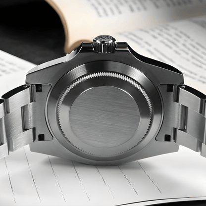 Makro prikaz čeličnog poklopca zadnje strane sata San Martin SN0118 sa brušenom završnicom