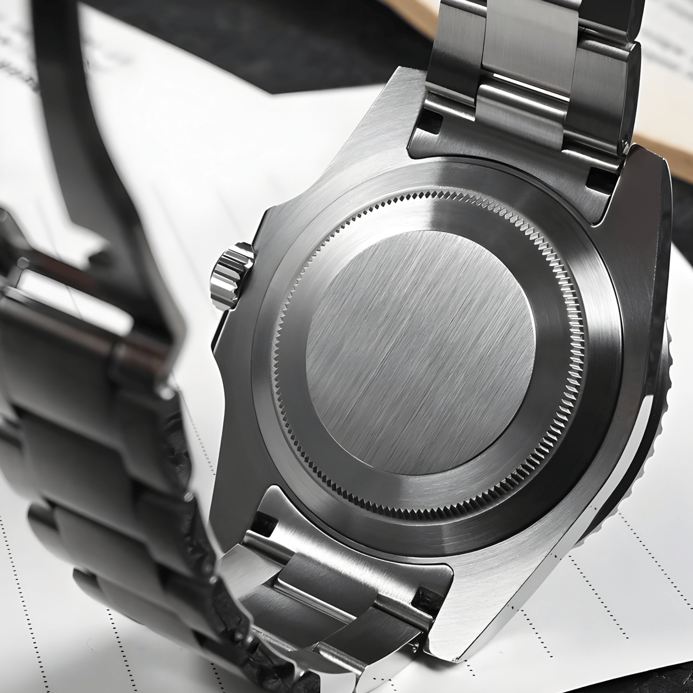 Zadnja strana automatik sata San Martin SN0118 sa čeličnim poklopcem