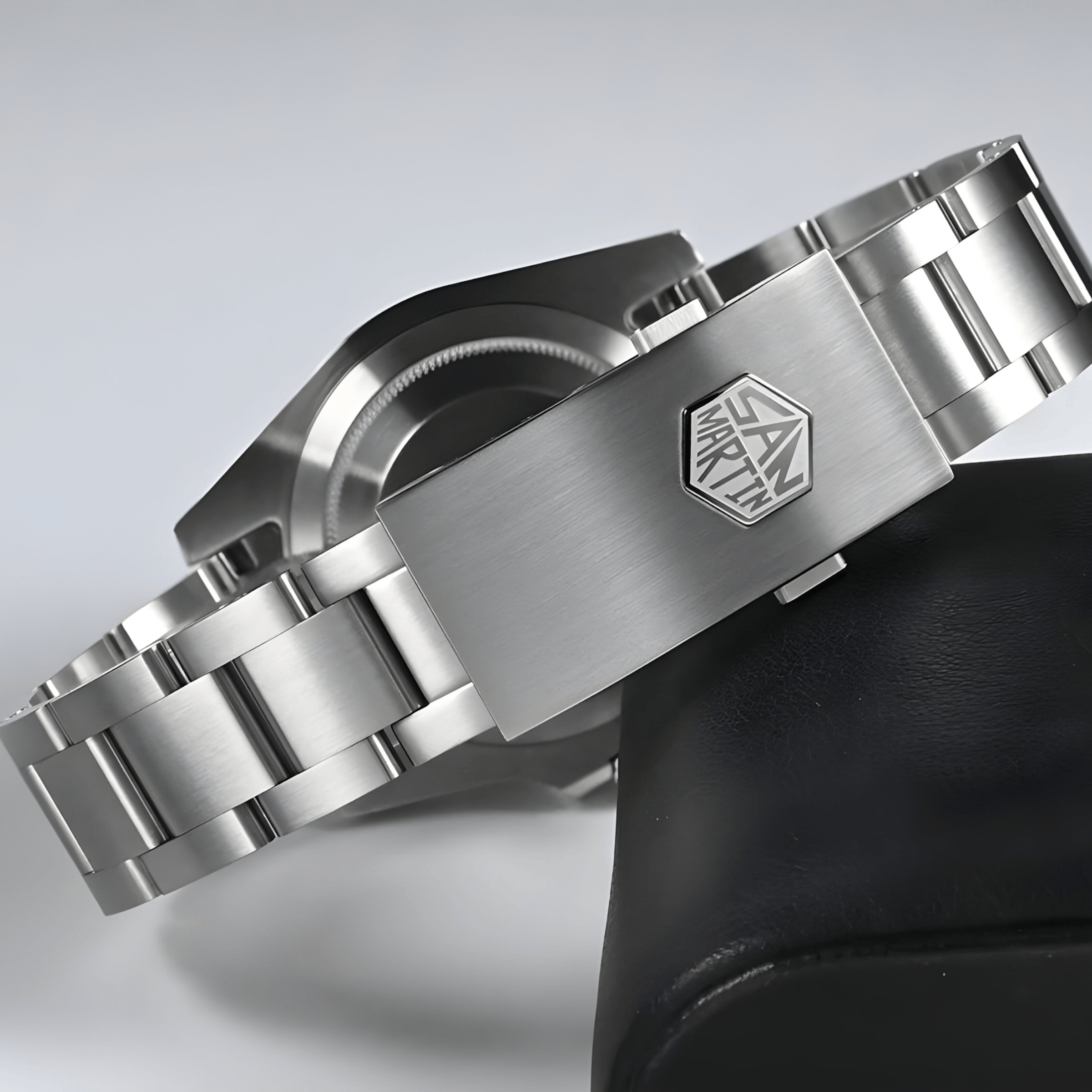 Čelična kopča metalne narukvice sata San Martin SN0118 sa ugraviranim logotipom