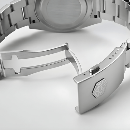 Otvorena čelična kopča metalne narukvice sata San Martin SN0118 sa vidljivim sigurnosnim mehanizmom i ugraviranim logotipom