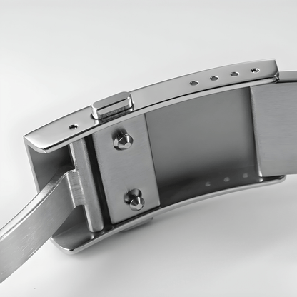 Unutrašnja strana čelične kopče metalne narukvice muškog sata San Martin SN0118