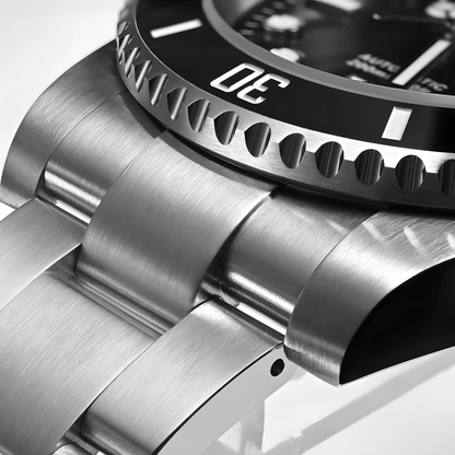 Detalj spoja metalne narukvice i kućišta sata San Martin SN0118