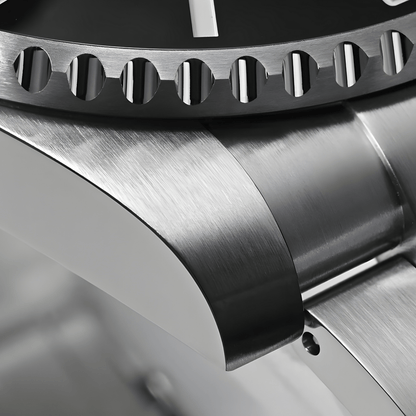 Detaljan prikaz spoja čelične narukvice i kućišta sata San Martin SN0118 sa brušenom završnom obradom