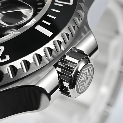 Makro prikaz krunice sata San Martin SN0118 sa ugraviranim logotipom brenda i nazubljenim ivicama za bolje prijanjanje pri podešavanju vremena