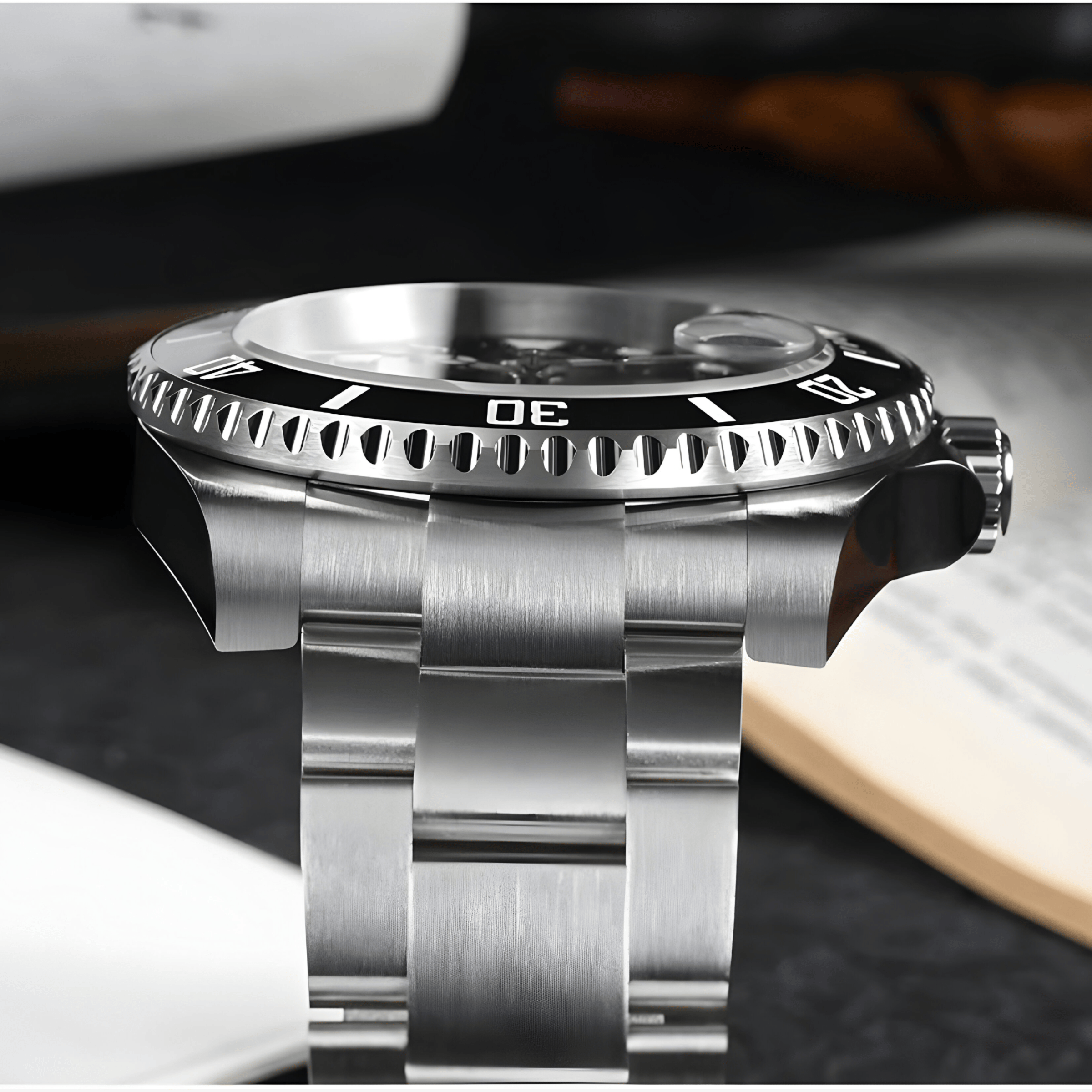 Detaljan prikaz lugova i završne obrade čeličnog kućišta sata San Martin SN0118