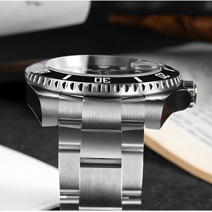 Detaljan prikaz lugova i završne obrade čeličnog kućišta sata San Martin SN0118