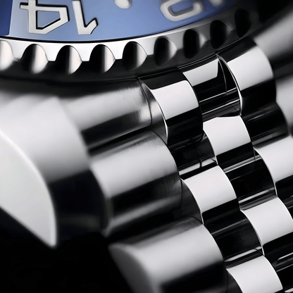 Krupan kadar crno-plavog 24-časovnog GMT bezela i yubilee metalne narukvice na modelu Pagani Design PD-1662 Automatik “Batman”