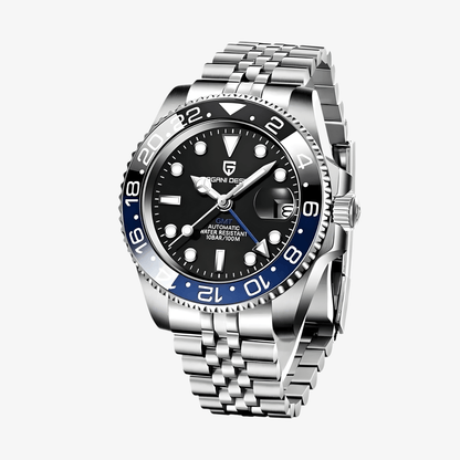 Muški sat Pagani Design PD-1662 Automatik GMT “Batman” sa crnim brojčanikom i crno-plavim bezelom – ugaoni prednji prikaz sa Jubilee čeličnom narukvicom i vidljivom krunicom