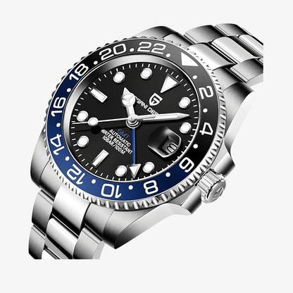 Krupan prikaz crnog brojčanika i GMT kazaljke na modelu Pagani Design PD-1662 Automatik GMT “Batman”