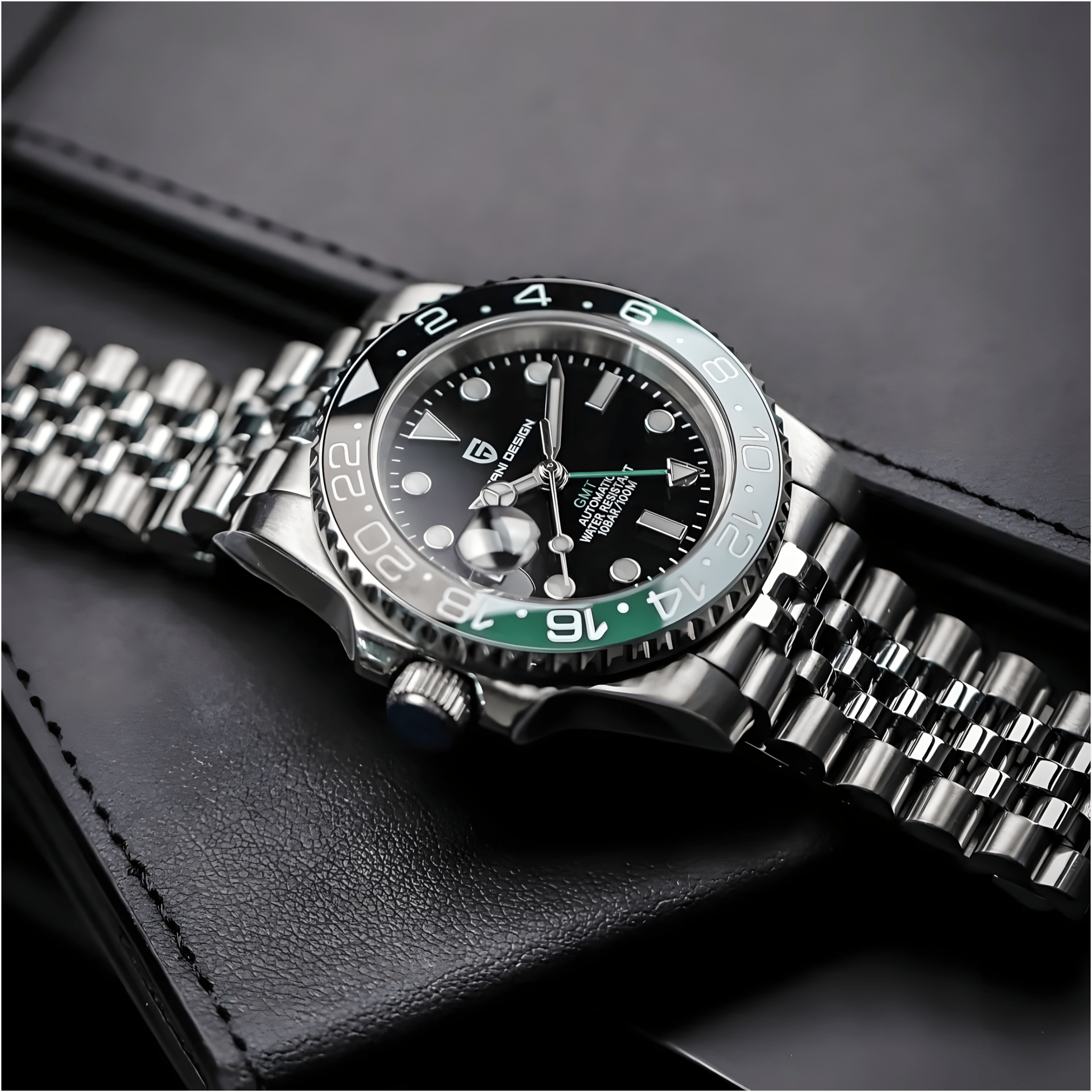 Muški ručni sat Pagani Design PD-1662 Automatik GMT “Sprite” sa čeličnom narukvicom na dekorativnoj podlozi