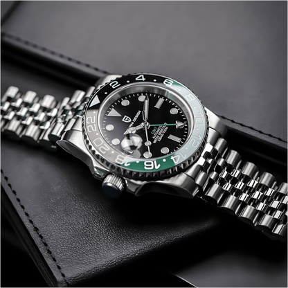 Muški ručni sat Pagani Design PD-1662 Automatik GMT “Sprite” sa čeličnom narukvicom na dekorativnoj podlozi