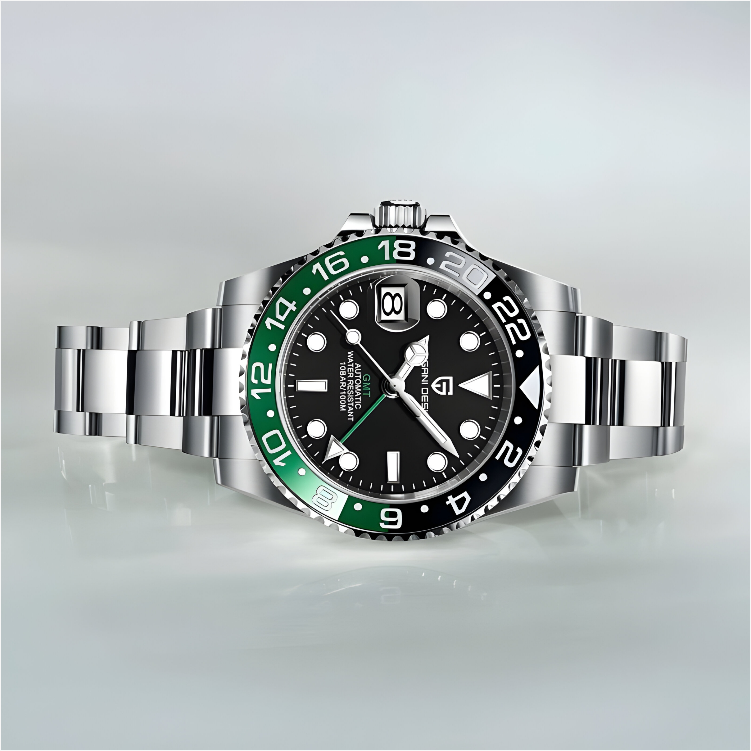 Pagani Design PD-1662 Automatik GMT “Sprite” sa crno-zelenim bezelom na neutralnoj studijskoj pozadini